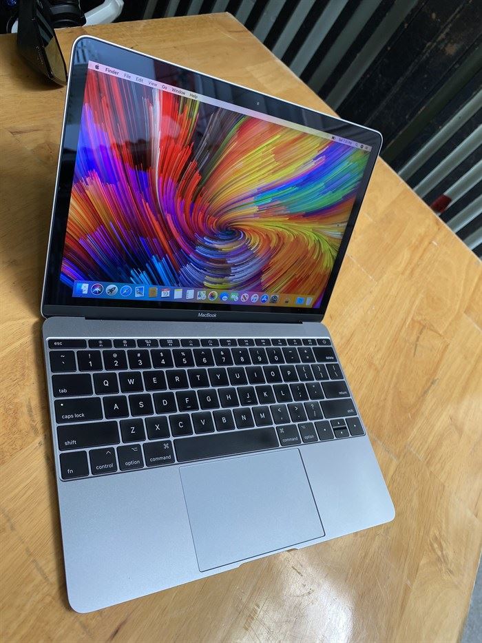 The New Macbook 2017 Core I7 (2)