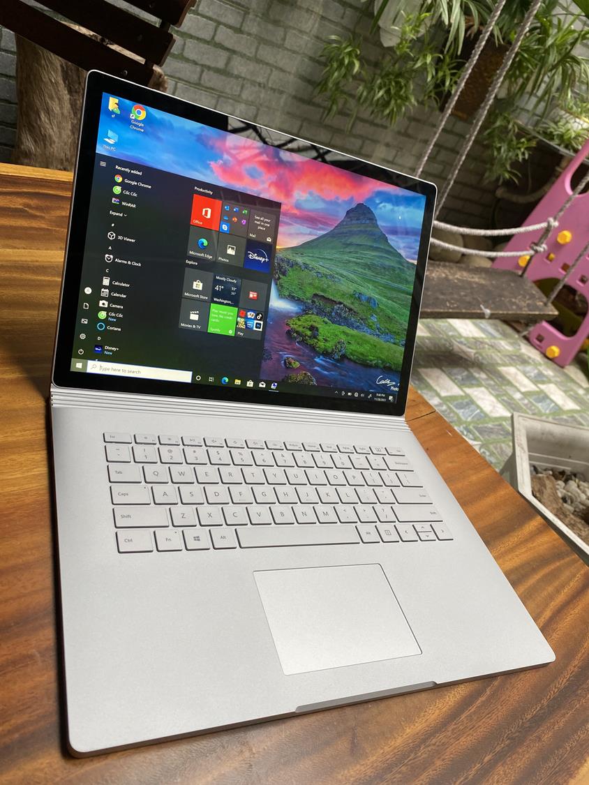 Surface Book 2 15in Dock 9