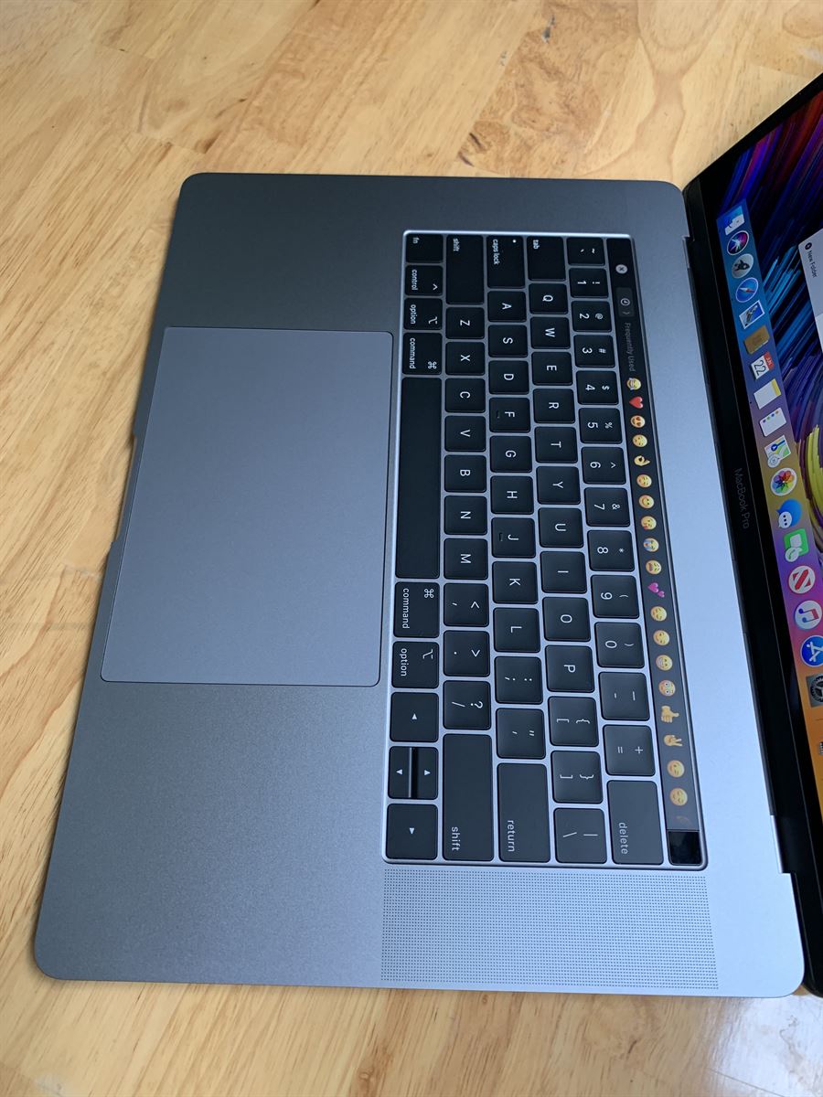 Macbook Pro 2018 Touchbar Grey 15in 11